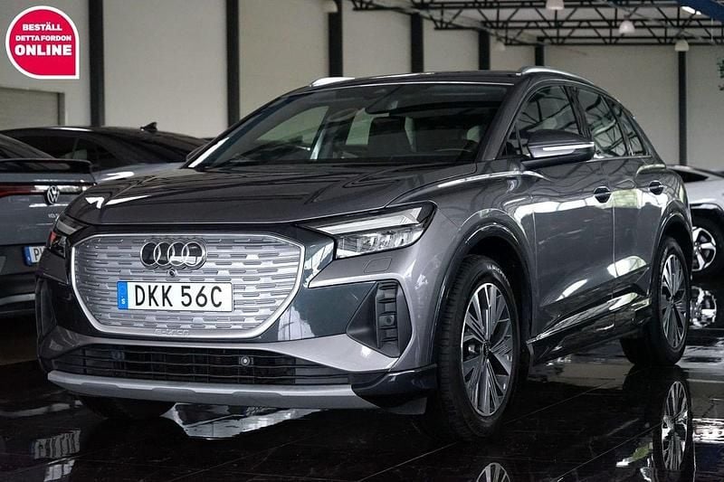 Grå Begagnad 2021 Audi Q4 e-tron Comfort SUV | 299 500 kr (Lite dyr) - Bild 1/4