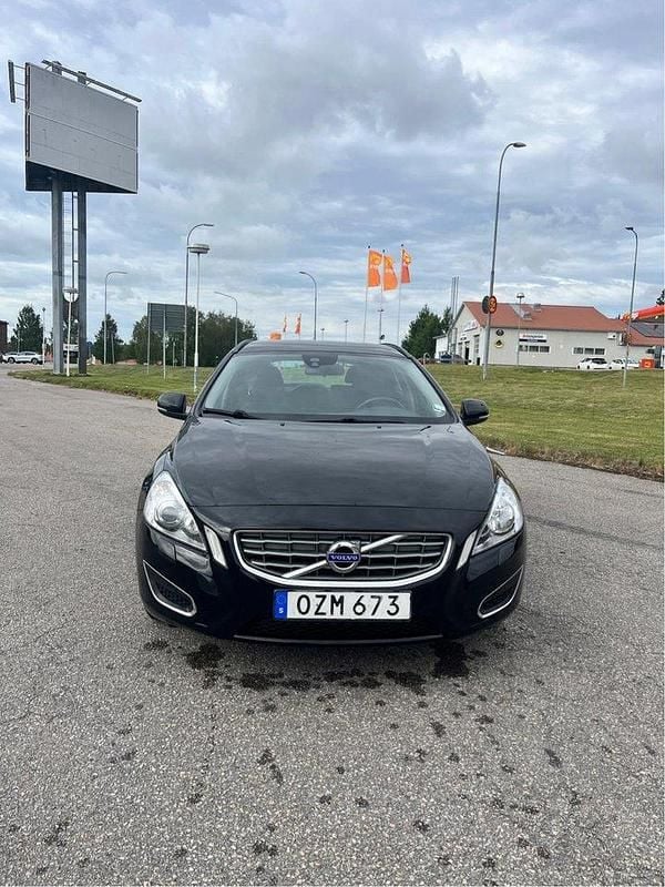 Svart Begagnad 2013 Volvo V60 Momentum Kombi | 70 000 kr (Bra pris) - Bild 1/4