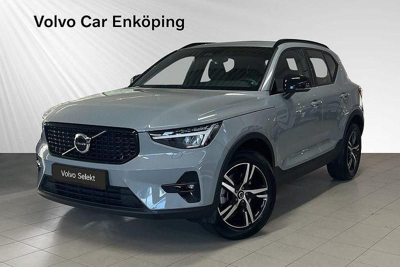 Grå Begagnad 2024 Volvo XC40 Plus SUV | 394 900 kr (Lite dyr) - Bild 1/3