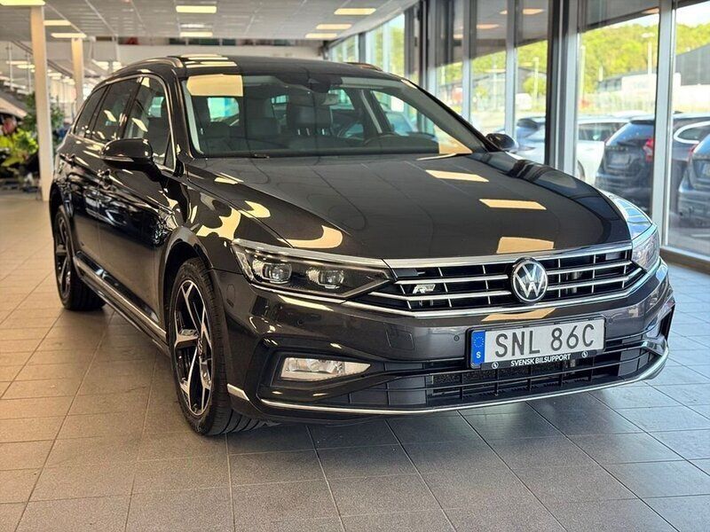 Mörkgrå (grå) Begagnad 2022 VW Passat R-line Kombi | 239 900 kr (Marknadspris) - Bild 1/3