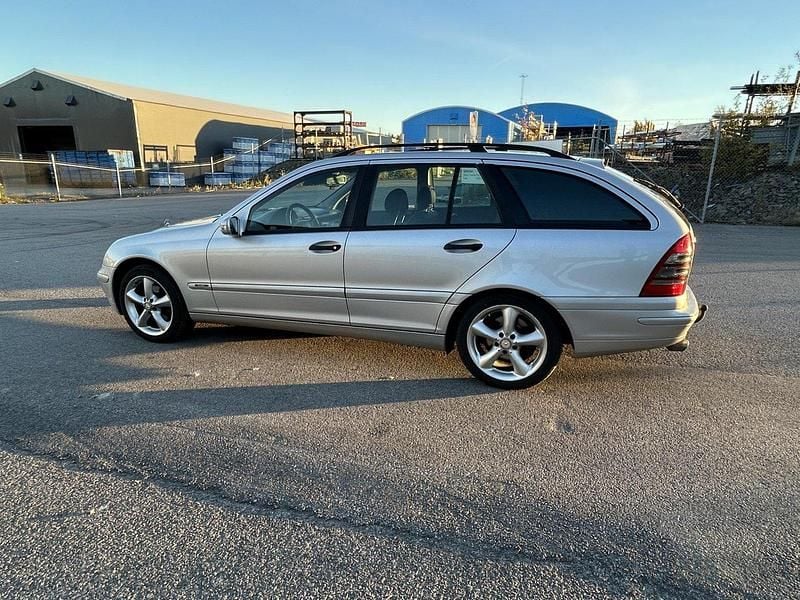 Silver Begagnad 2004 Mercedes C180 Classic Kombi | 30 000 kr (Marknadspris) - Bild 1/4