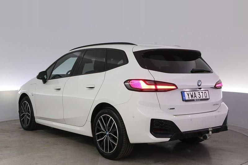 Begagnad BMW 225 Active Tourer M Sport 245 HK (180 kW) 2024 Vit Minibuss