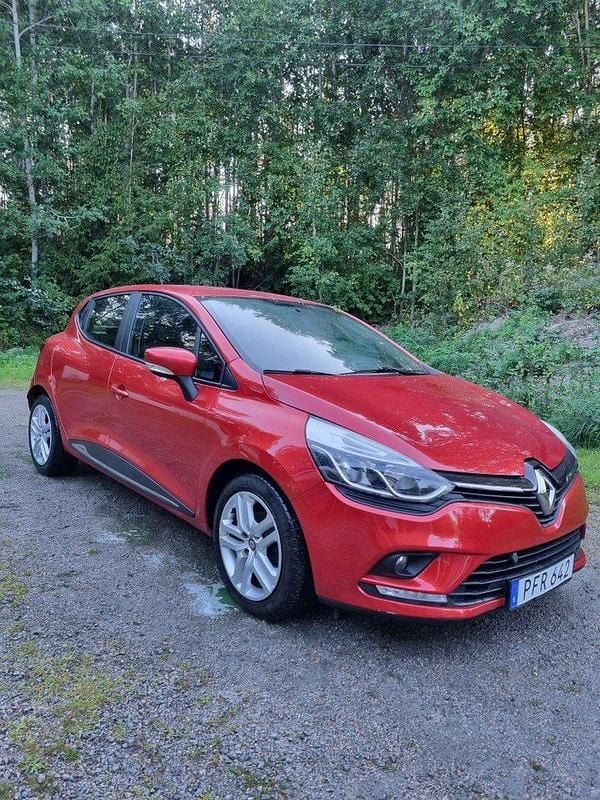 Röd Begagnad 2017 Renault Clio IV Zen Halvkombi | 89 900 kr (Marknadspris) - Bild 1/4