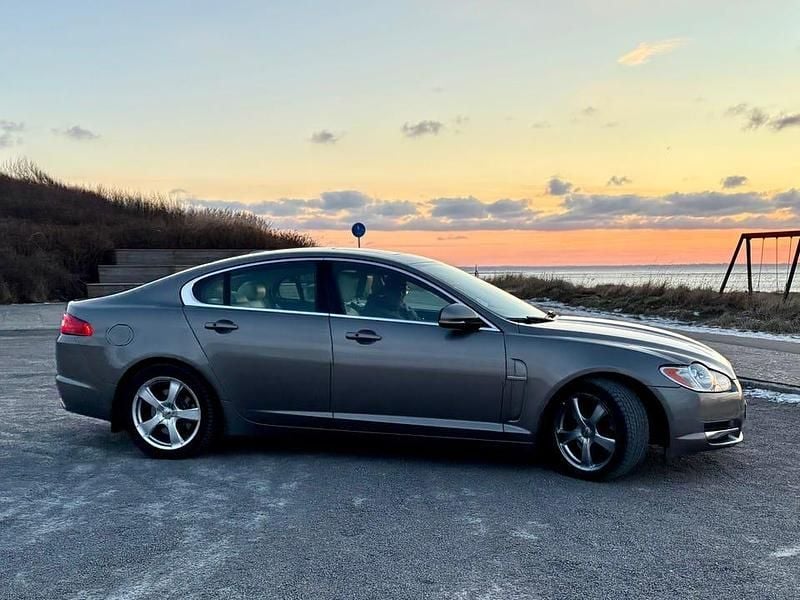 Begagnad Jaguar XF 275 HK (202 kW) 2010 Champangne Sedan