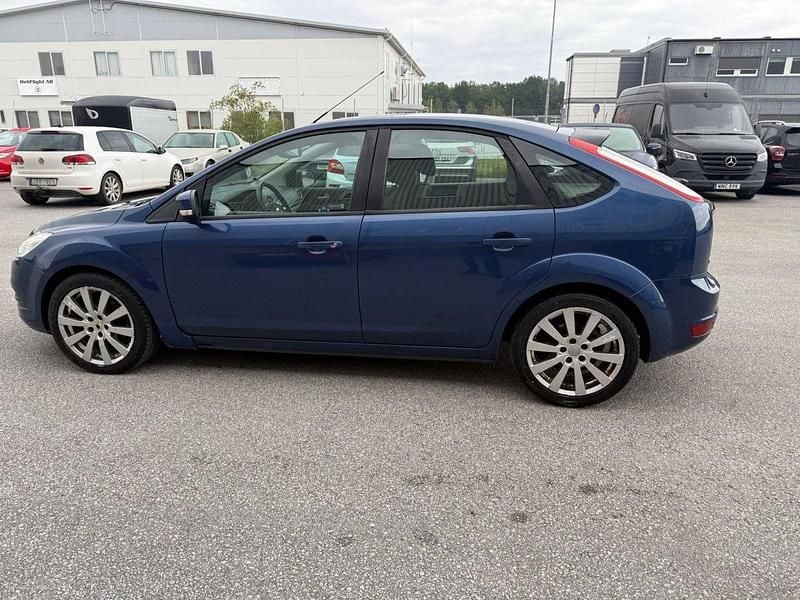 Blå Begagnad 2009 Ford Focus Halvkombi | 17 900 kr (Bra pris) - Bild 1/4