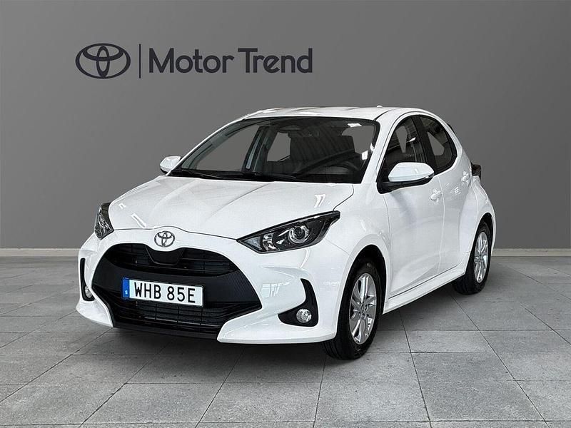 Vit Begagnad 2024 Toyota Yaris Hybrid Active Halvkombi | 249 000 kr (Marknadspris) - Bild 1/4