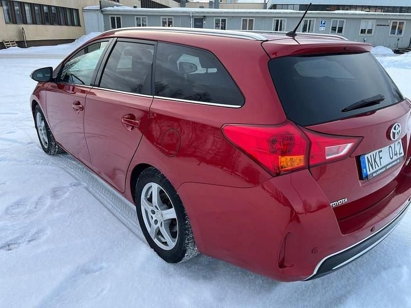 Begagnad Toyota Auris Touring Sports Executive 132 HK (97 kW) 2013 Mörkröd Kombi