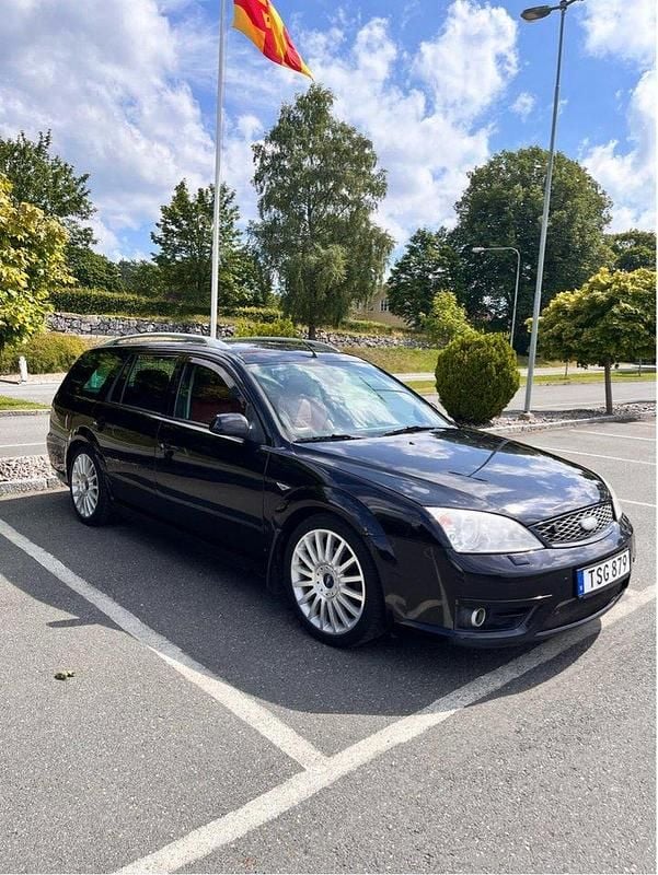 Svart Begagnad 2003 Ford Mondeo ST Kombi | 25 000 kr - Bild 1/4