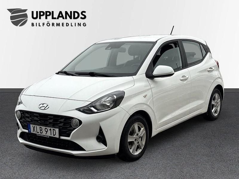 Vit Begagnad 2021 Hyundai i10 Essential Halvkombi | 129 900 kr (Marknadspris) - Bild 1/4
