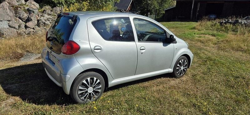 Silver Begagnad 2007 Toyota Aygo Halvkombi | 24 000 kr (Marknadspris) - Bild 1/4