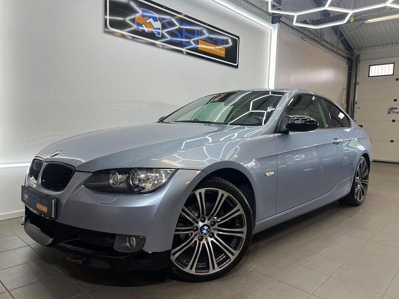 Ljusblå Begagnad 2008 BMW 320 Comfort Edition Sportkupé | 119 900 kr (Dyr) - Bild 1/4
