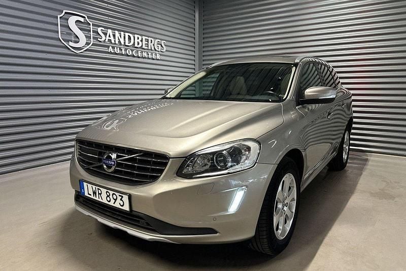 Ljusbrun Begagnad 2015 Volvo XC60 Summum SUV | 209 500 kr (Marknadspris) - Bild 1/4