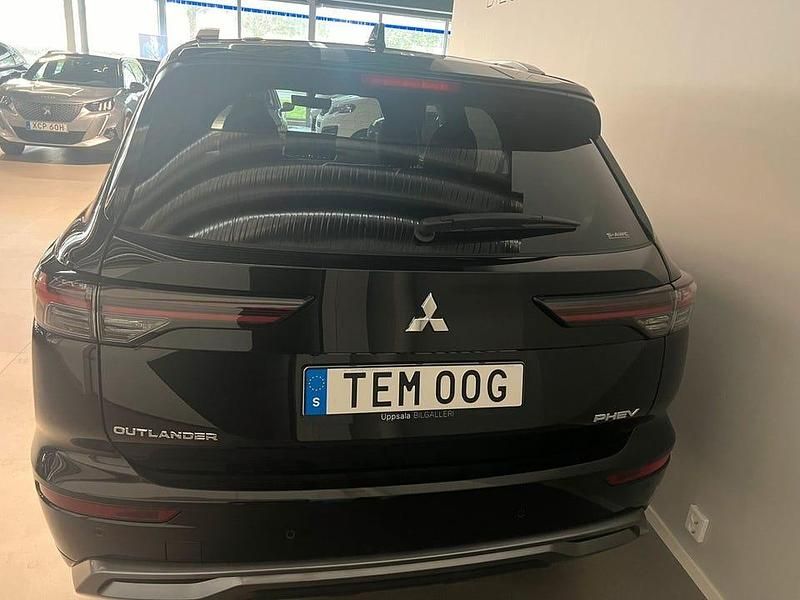 Ny Mitsubishi Outlander Invite 306 HK (225 kW) 2025 Svart onyx SUV