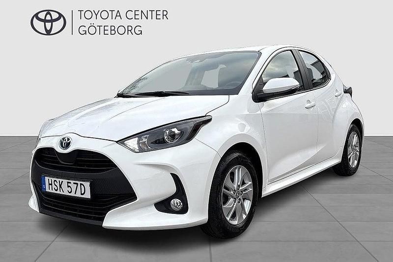 Vit Begagnad 2022 Toyota Yaris Hybrid Active Halvkombi | 219 900 kr (Marknadspris) - Bild 1/2