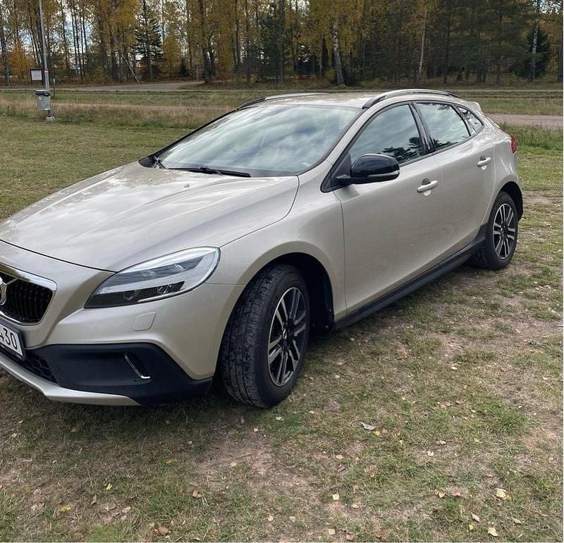 Brun Begagnad 2018 Volvo V40 CC Momentum Kombi | 167 000 kr (Marknadspris) - Bild 1/4