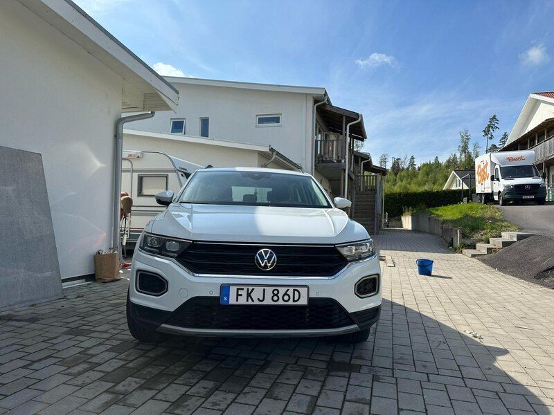 Vit Begagnad 2022 VW T-Roc SUV | 225 000 kr (Marknadspris) - Bild 1/4
