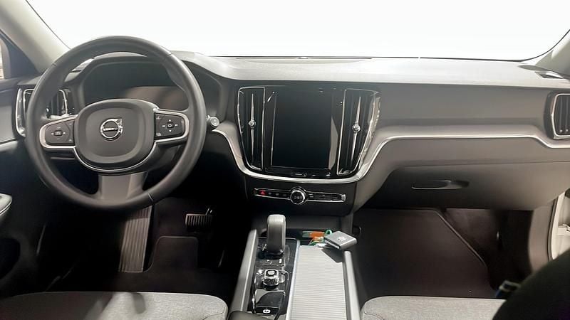 Begagnad Volvo V60 Momentum 197 HK (144 kW) 2022 Vit Kombi