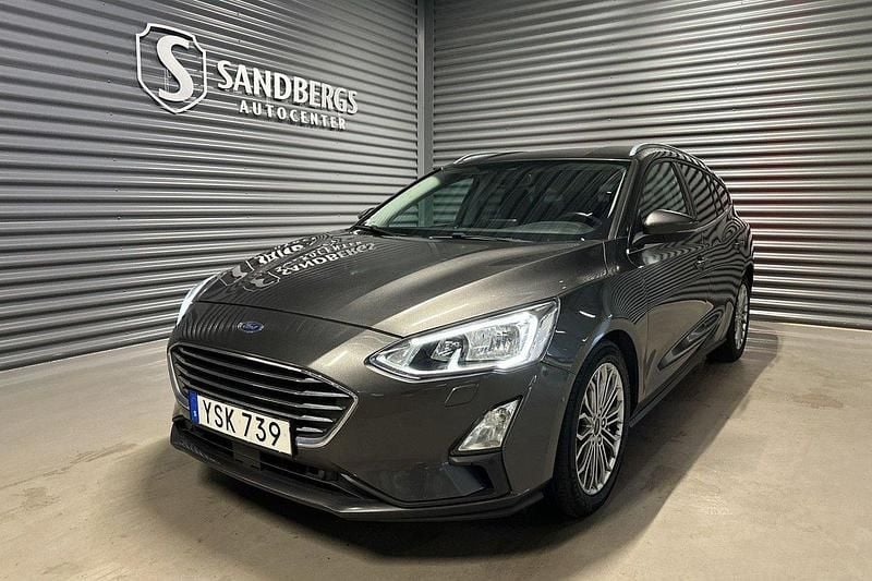 Grå Begagnad 2018 Ford Focus Titanium Kombi | 149 500 kr (Marknadspris) - Bild 1/4