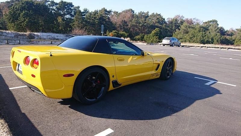 Begagnad Chevrolet Corvette Z06 411 HK (302 kW) 2004 Gul med svart folierat tak. Sportkupé