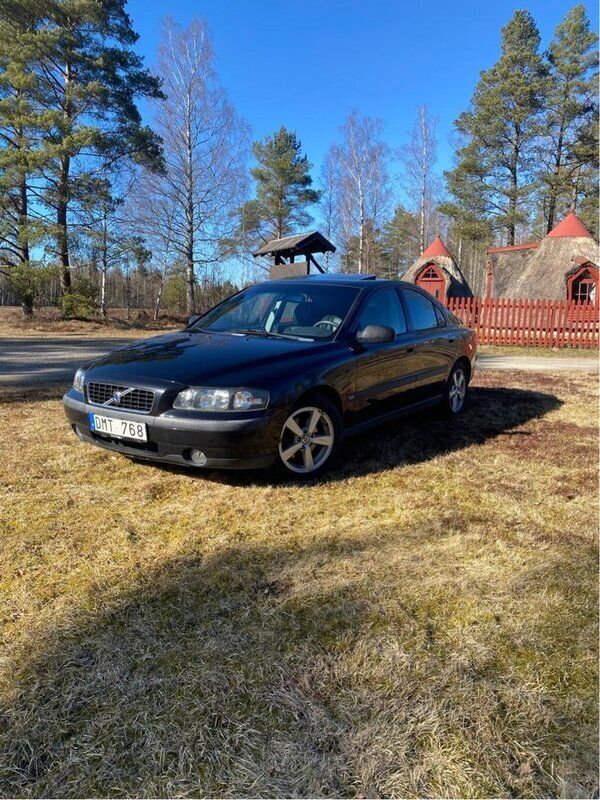 Svart Begagnad 2002 Volvo S60 Sedan | 19 000 kr (Bra pris) - Bild 1/4