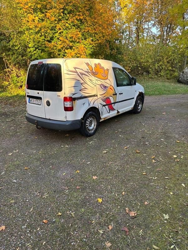Vit i exteriören och grå inuti Begagnad 2005 VW Caddy Minibuss | 6 000 kr - Bild 1/4