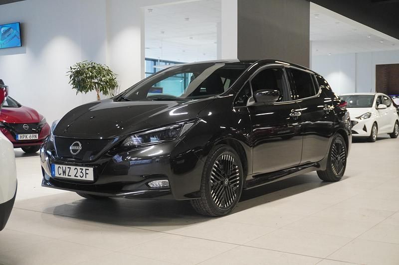 Svart Begagnad 2022 Nissan Leaf N-Connecta Halvkombi | 174 900 kr (Marknadspris) - Bild 1/4