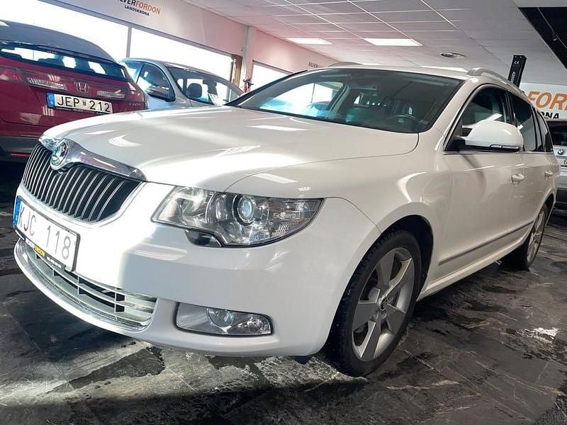 Vit Begagnad 2010 Skoda Superb Elegance Kombi | 89 900 kr (Marknadspris) - Bild 1/4