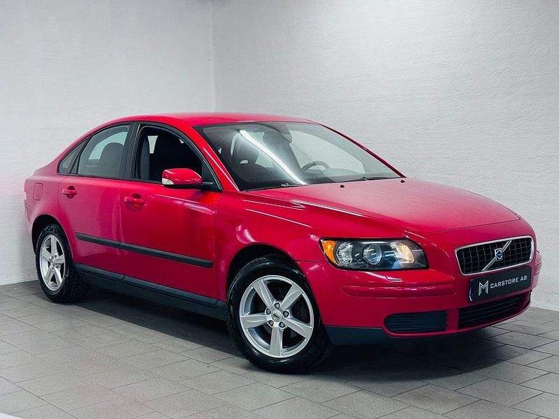 Röd Begagnad 2006 Volvo S40 Sedan | 29 900 kr (Marknadspris) - Bild 1/4