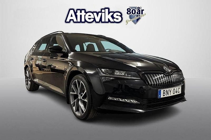 Svart Begagnad 2021 Skoda Superb SportLine Kombi | 309 900 kr (Marknadspris) - Bild 1/4