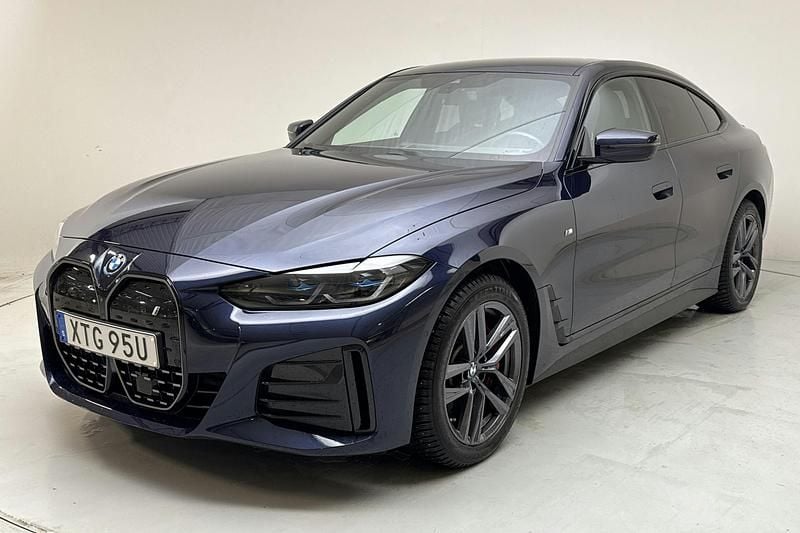 Blå Begagnad 2024 BMW i4 M Sport Sedan | 449 900 kr (Marknadspris) - Bild 1/4