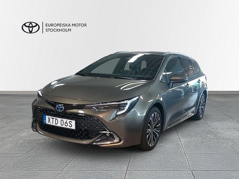 Grön Begagnad 2024 Toyota Corolla Style Kombi | 314 900 kr (Marknadspris) - Bild 1/3