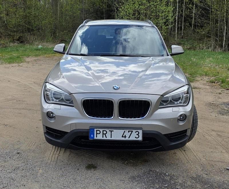 Silver Begagnad 2014 BMW X1 Sport Line SUV | 109 000 kr (Marknadspris) - Bild 1/4