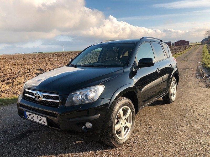 Svart Begagnad 2007 Toyota RAV4 SUV | 45 000 kr (Marknadspris) - Bild 1/4