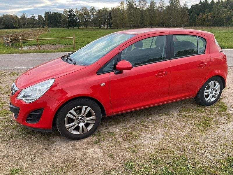 Röd Begagnad 2012 Opel Corsa Enjoy Halvkombi | 37 500 kr (Marknadspris) - Bild 1/4
