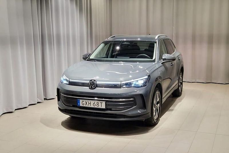 Grå Begagnad 2025 VW Tiguan Life SUV | 474 900 kr (Dyr) - Bild 1/4