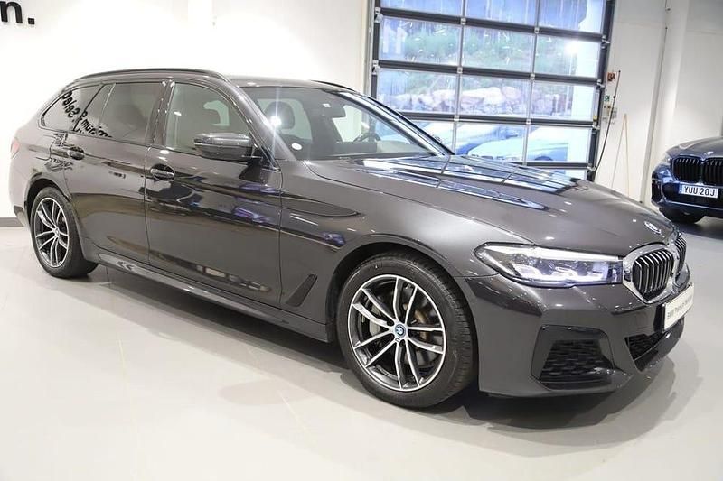 Grå Begagnad 2023 BMW 530 M Sport Kombi | 399 000 kr - Bild 1/3