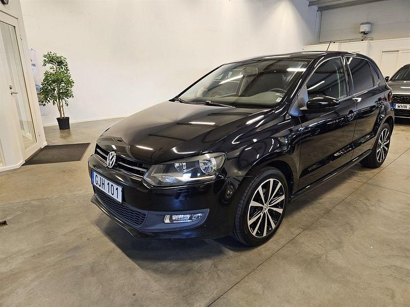 Svart Begagnad 2014 VW Polo Halvkombi | 74 900 kr (Marknadspris) - Bild 1/4