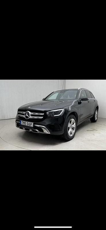 Svart Begagnad 2021 Mercedes GLC300e SUV | 345 500 kr (Superpris) - Bild 1/4