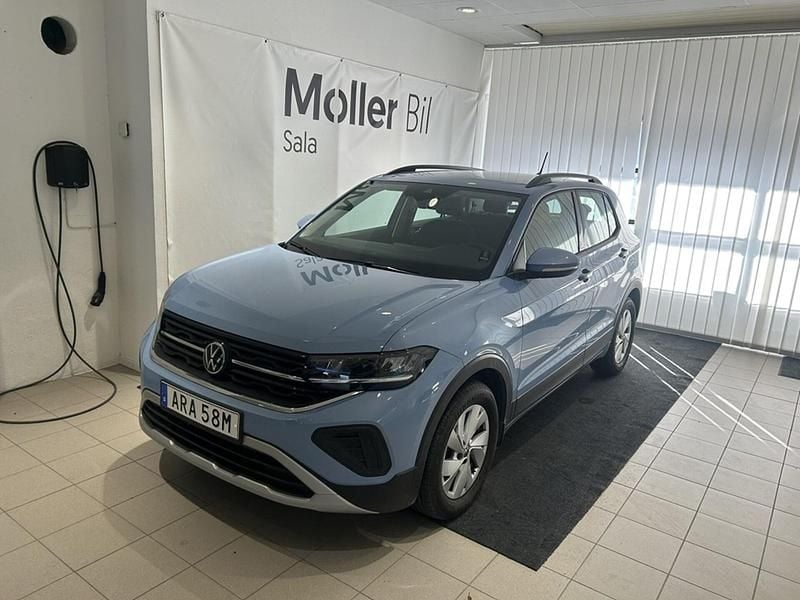 Ljusblå (clear blue metallic) Begagnad 2024 VW T-Cross Life SUV | 239 000 kr (Marknadspris) - Bild 1/4