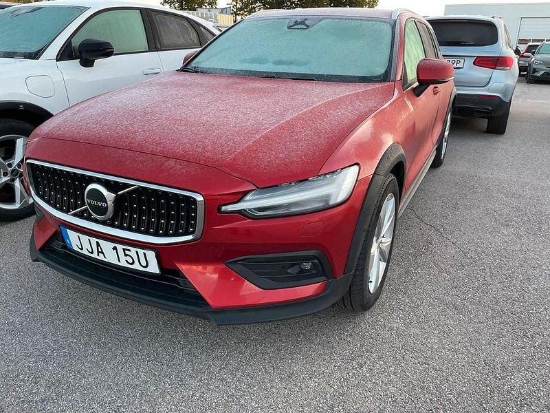Röd (fusion red metallic) Begagnad 2023 Volvo V60 CC Core Kombi | 409 000 kr (Lite dyr) - Bild 1/2