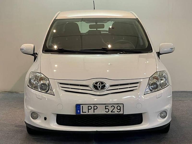 Begagnad Toyota Auris Plus 90 HK (66 kW) 2011 Vit Halvkombi