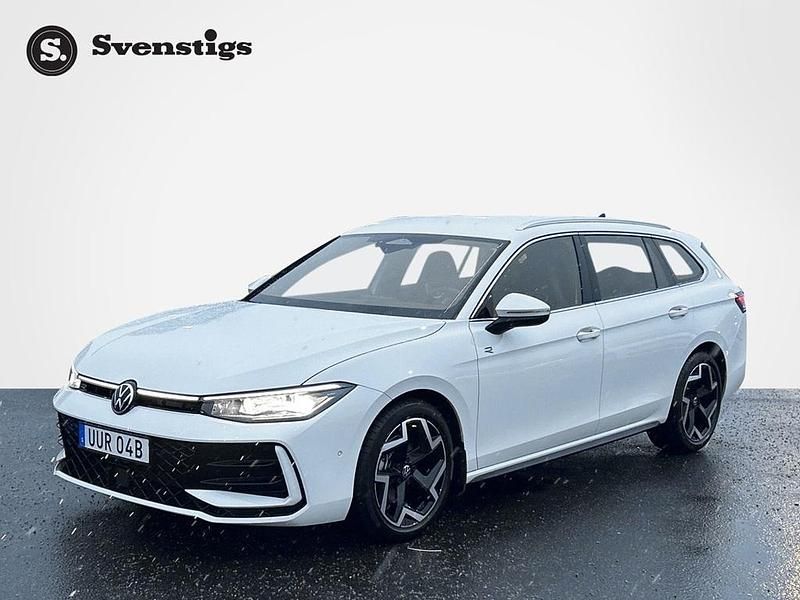 Pure white Begagnad 2025 VW Passat R-line Kombi | 379 000 kr (Lite dyr) - Bild 1/4