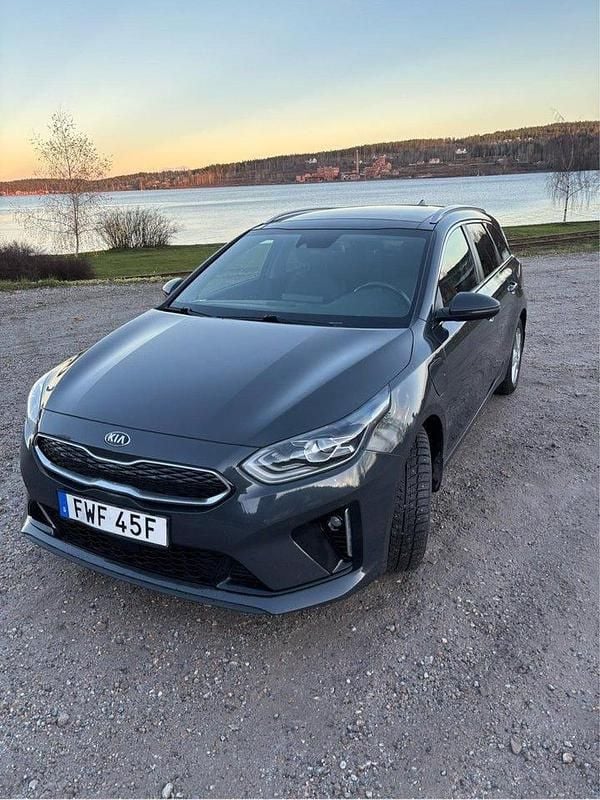 Grå Begagnad 2020 Kia Ceed Sportswagon Advance Kombi | 190 000 kr (Marknadspris) - Bild 1/4