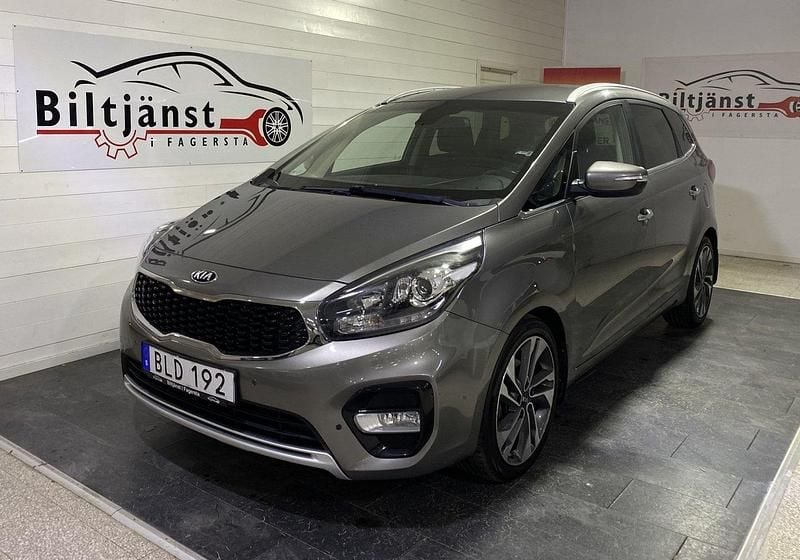 Grå Begagnad 2017 Kia Carens Minibuss | 144 900 kr (Marknadspris) - Bild 1/4
