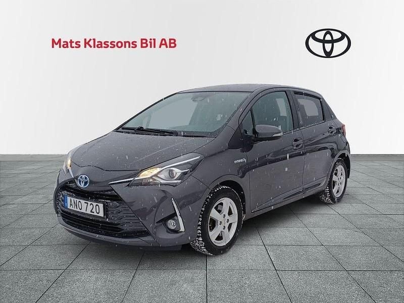 Grå Begagnad 2019 Toyota Yaris Hybrid Halvkombi | 179 000 kr (Lite dyr) - Bild 1/4