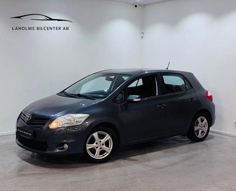 Mörkgrå (grå) Begagnad 2010 Toyota Auris Plus Halvkombi | 49 900 kr (Marknadspris) - Bild 1/4