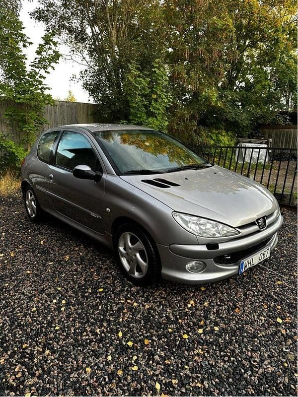 Silver Begagnad 2005 Peugeot 206 Halvkombi | 13 500 kr (Marknadspris) - Bild 1/4