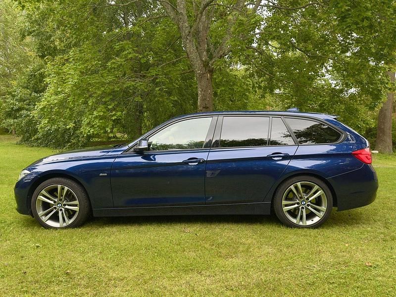 Begagnad 2017 BMW 330 Sport Line Kombi | 189 000 kr (Marknadspris) - Bild 1/4