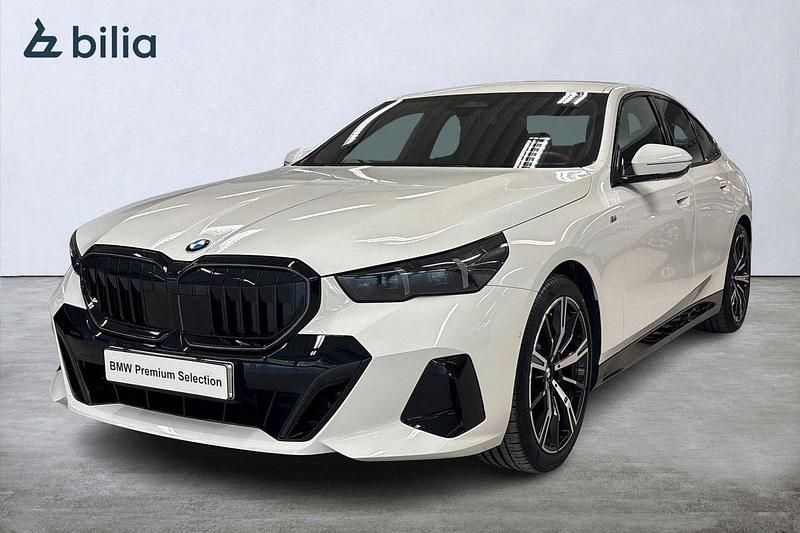 Vit Begagnad 2025 BMW 520 M Sport Sedan | 629 900 kr (Lite dyr) - Bild 1/4
