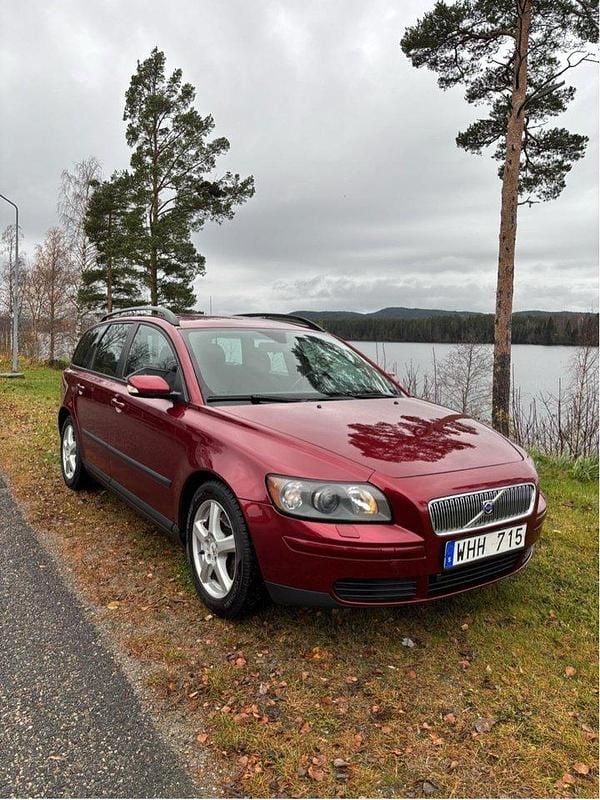 Röd Begagnad 2005 Volvo V50 Kombi | 35 000 kr (Lite dyr) - Bild 1/4